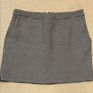 Classic Black and White Houndstooth Skirt, forever 21 brand, size 29